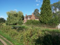 St Catherine's Lock-keepers cottage on the River Wey at Shalford near Guildford (c) Paul Taylor 2006